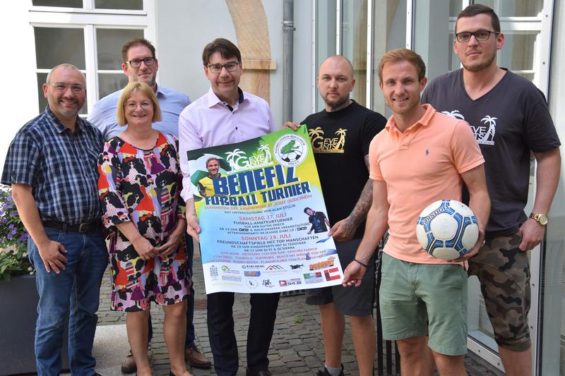 Auf Initiative von Daniel Gebhart (r.) findet am 27. und 28. Juli ein Benefizfu&szlig;ballturnier in Queichheim statt. Oberb&uuml;rgermeister Thomas Hirsch (4.v.l.) begr&uuml;&szlig;t das Engagement der Veranstalterinnen und Veranstalter. 