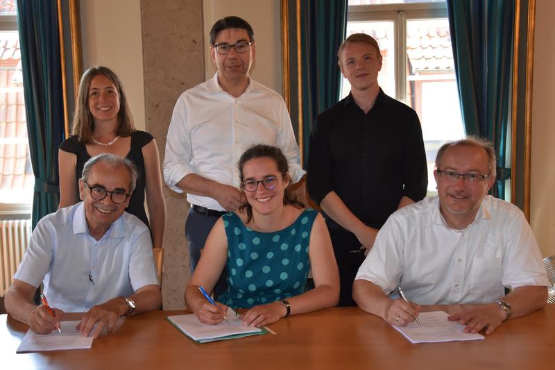 Bei der Unterzeichnung des neuen Koalitionsvertrags von GR&Uuml;NEN, CDU und FDP im Landauer Rathaus: Susanne Burgd&ouml;rfer, Oberb&uuml;rgermeister Thomas Hirsch, Lukas Hartmann (hintere Reihe v.l.n.r.), Peter Lerch, Lea Sa&szlig;nowski und Jochen Silbernagel (vordere Reihe