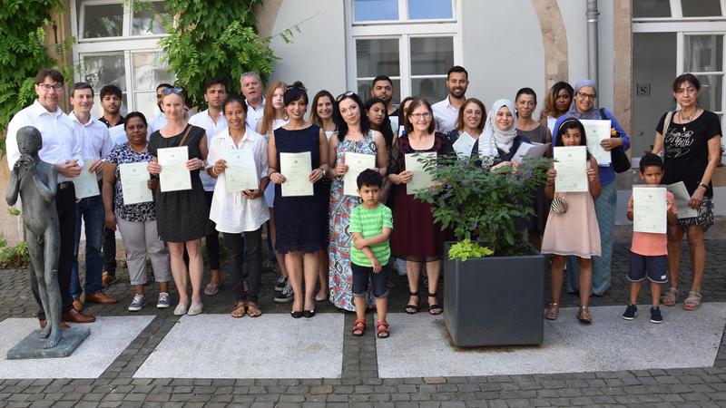28 Menschen aus 18 verschiedenen Nationen wurden jetzt im Landauer Rathaus eingeb&uuml;rgert.
