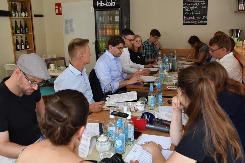 Zwangloser Austausch beim traditionellen Sommerpressegespr&auml;ch des Landauer Oberb&uuml;rgermeisters Thomas Hirsch - dieses Mal im Caf&eacute; &raquo;Ich bin so frey&laquo;. 