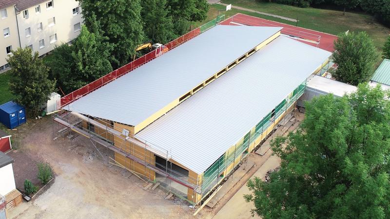 Eine aktuelle Luftaufnahme der Erweiterung der Grundschule S&uuml;d. Neben der Gro&szlig;baustelle betreut das Geb&auml;udemanagement der Stadt Landau in den Sommerferien zahlreiche Modernisierungs- und Sanierungsarbeiten in den Grund- und weiterf&uuml;hrenden Schulen. 
