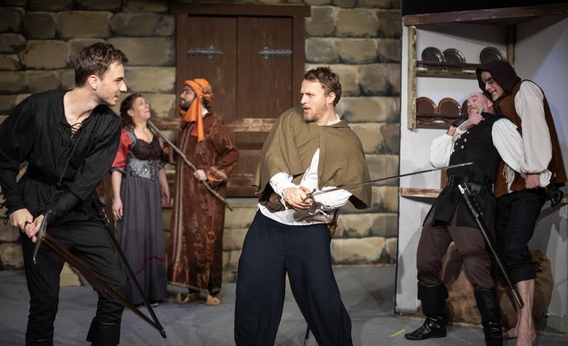 Kleine B&uuml;hne, gro&szlig;es Theater: Seit 40 Jahren begeistert die Queichheimer Theatertruppe ihr Publikum. Hier eine Spielszene ihres aktuellen St&uuml;cks &raquo;Robin Hood - Die Legende von der Menschlichkeit&laquo;.