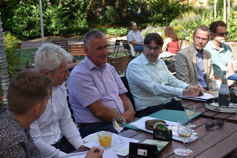 Beim Pressegespr&auml;ch &raquo;im Gr&uuml;nen&laquo; zum Thema Klimaanpassung: Bernhard Eck, Vorstandsvorsitzender des Entsorgungs- und Wirtschaftsbetriebs, Beigeordneter Rudi Klemm, OB Thomas Hirsch, B&uuml;rgermeister Dr. Maximilian Ingenthron und Umweltamtsleiter Markus Abel (v
