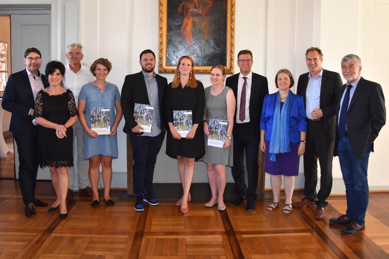 Verleihung der Landauer Universit&auml;tspreise: Vier Absolventinnen und Absolventen wurden im Rathaus f&uuml;r herausragende wissenschaftliche Arbeiten geehrt. 