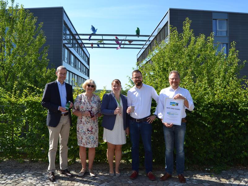 B&uuml;rgermeister Dr. Maximilian Ingenthron, Barbara Weyrauch vom Landauer Weltladen, Christin Arto von der Dieter-Kissel-Stiftung, Andreas Dubiel, Leiter der Hochschulgastronomie, und Andreas Sch&uuml;lke, Gesch&auml;ftsf&uuml;hrer des Studierendenwerks, bei der &Uuml;berreichu