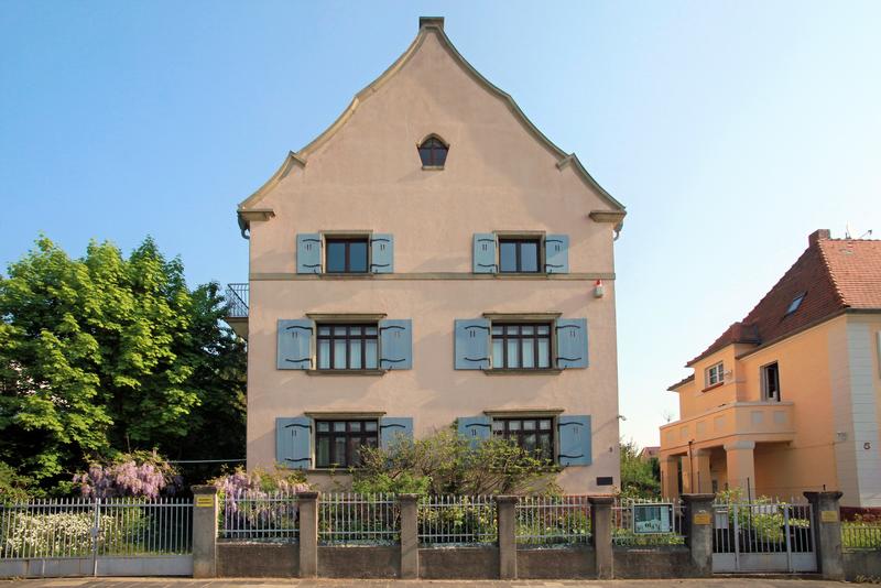 Ihr ehemaliges Wohnhaus in der Landauer L&ouml;hlstra&szlig;e erinnert bis heute an Heinrich (1872-1949) und Marie (1917-1987) Strieffler.