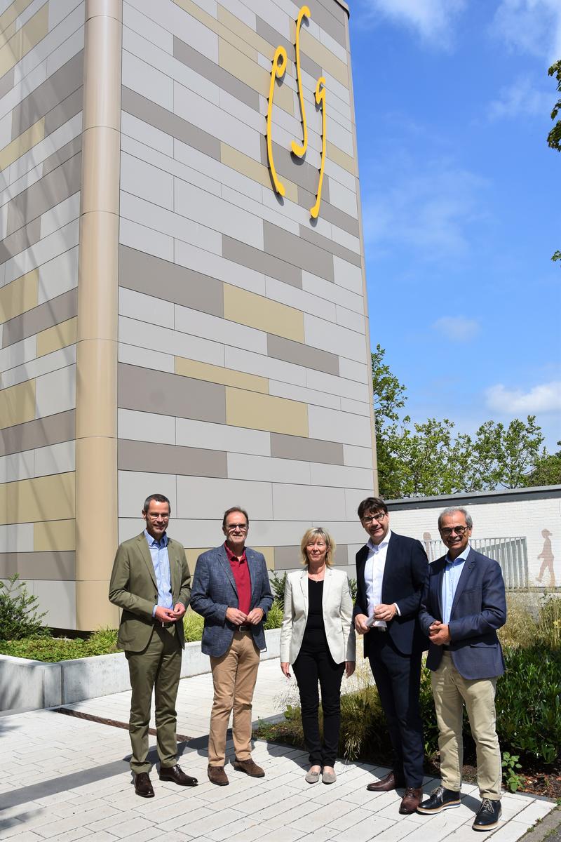 Vor-Ort-Termin bei den Landauer KI 3.0-Ma&szlig;nahmen: B&uuml;rgermeister Dr. Maximilian Ingenthron, Landtagsabgeordneter Wolfgang Schwarz, Finanzministerin Doris Ahnen, OB Thomas Hirsch und Landtagsabgeordneter Peter Lerch (v.l.n.r.). 