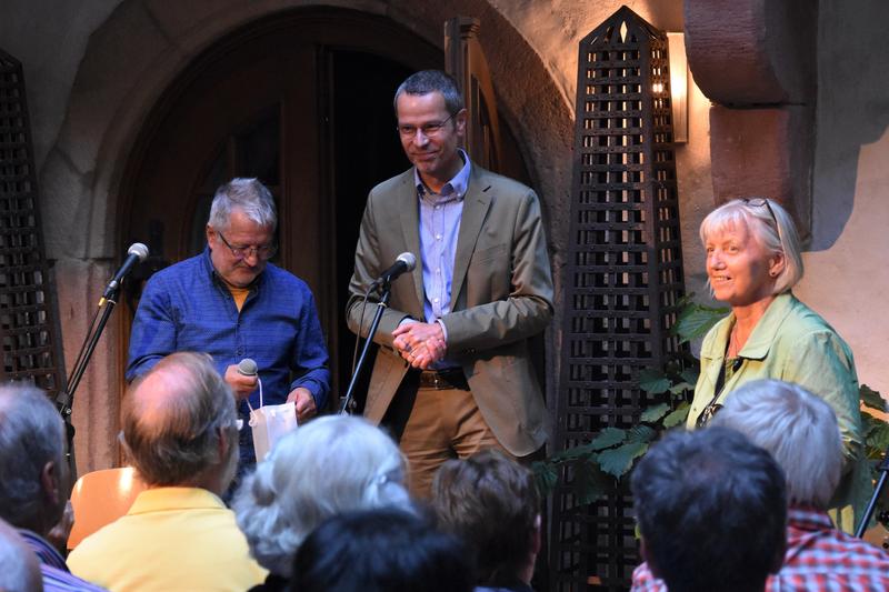 B&uuml;rgermeister und Kulturdezernent Dr. Maximilian Ingenthron (M.) nutzte den Auftakt der Kleinen Montagsreihe, um sich bei Gerry Marz und Werner Kuntz vom Organisationsteam f&uuml;r das langj&auml;hrige Engagement im Dienste der sommerlichen Kulturreihe zu bedanken.