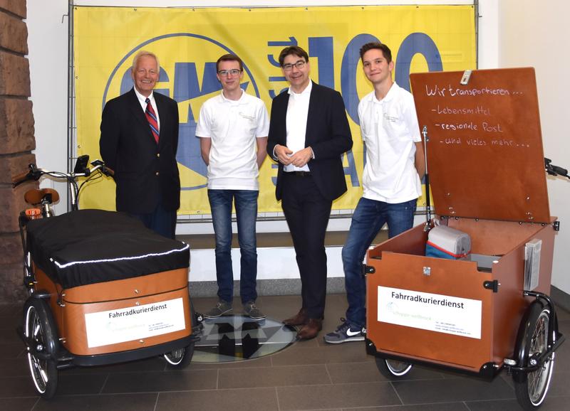 Oberb&uuml;rgermeister Thomas Hirsch (2.v.r.) und Gummi Mayer-Gesch&auml;ftsf&uuml;hrer Hans Mayer (l.) gemeinsam mit den beiden Landauer Jungunternehmern Tobias Schoppe (r.) und Joshua Andreas Wellbrock (2.v.l.) von Landaus erstem Fahrradkurierdienst Schoppe-Wellbrock.