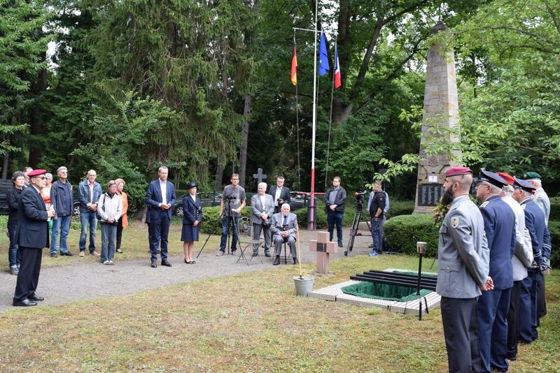 Zur Beisetzung gefallener Soldaten aus dem Jahr 1713 auf dem Landauer Hauptfriedhof war neben B&uuml;rgermeister Dr. Maximilian Ingenthron, Vertreterinnen und Vertretern des Festungsbauvereins und der Landauer Reservistenkameradschaft auch die franz&ouml;sische Gen