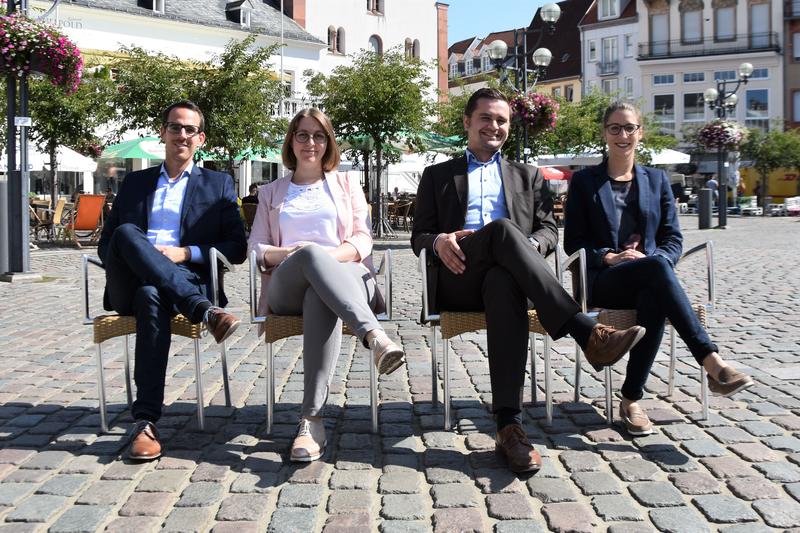 St&uuml;hler&uuml;cken bei der Stadtverwaltung Landau: Alexander Siegrist, Ricarda Bodenseh, Michael Niedermeier und Jana Reiland (v.l.n.r.) freuen sich auf ihre neuen Aufgaben.    