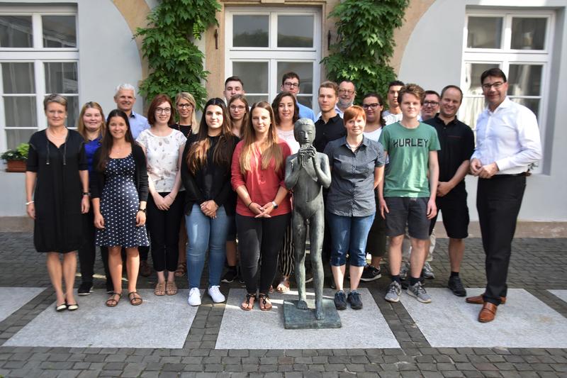 Verst&auml;rkung f&uuml;r die Stadtverwaltung Landau: Die neuen Azubis und Anerkennungspraktikantinnen und -praktikanten gemeinsam mit OB Thomas Hirsch und F&uuml;hrungskr&auml;ften der Verwaltung am Rande der offiziellen Begr&uuml;&szlig;ungsfeier im Rathaus. 