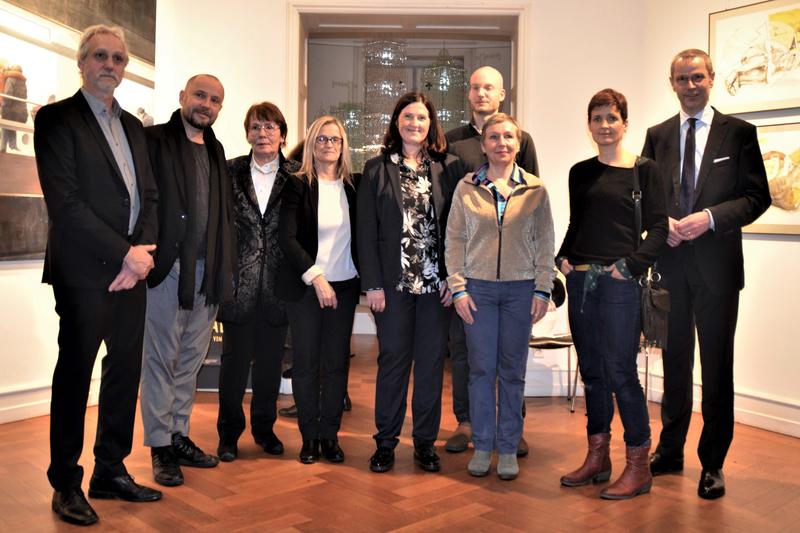 Gemeinsam bei der Vernissage zur Ausstellung &raquo;HABITAT - Vom Sich-Einrichten in der Welt&laquo; in der St&auml;dtischen Galerie Villa Streccius: Stefan Engel, Jens Hausmann, die Vorsitzende des Kunstvereins Villa Streccius, Barbara Kleinschmidt, Susanna Storch, Kurat