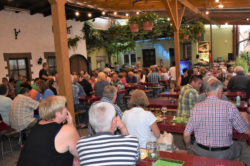 45. Weinkerwe in Dammheim: Vom 16. bis 19. August wird auf dem Festplatz an der Turnhalle und - wie hier zu sehen - im Weingut Wambsgan&szlig; gefeiert.