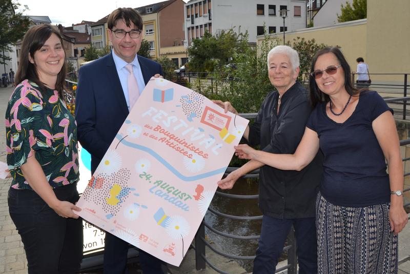 Lisa Kunzmann vom Stadtmarketing, OB Thomas Hirsch, Margit Frey vom Caf&eacute; &raquo;Ich bin so frey&laquo; und Birgit Heid vom Literarischen Verein der Pfalz (v.l.n.r.) bei der Vorstellung des Programms des 1. &raquo;Festival des Bouquinistes et des Artistes Landau&laquo;. 