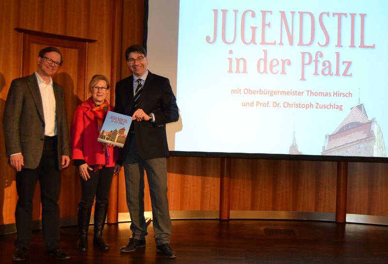 Oberb&uuml;rgermeister Thomas Hirsch (r.), Prof. Dr. Christoph Zuschlag (l.), Kunstprofessor an der Universit&auml;t Koblenz-Landau und Vorsitzender des Vereins Strieffler-Haus der K&uuml;nste, und Dr. Monica Jager-Schlichter, Vorsitzende des Kuratoriums der Strieffler-