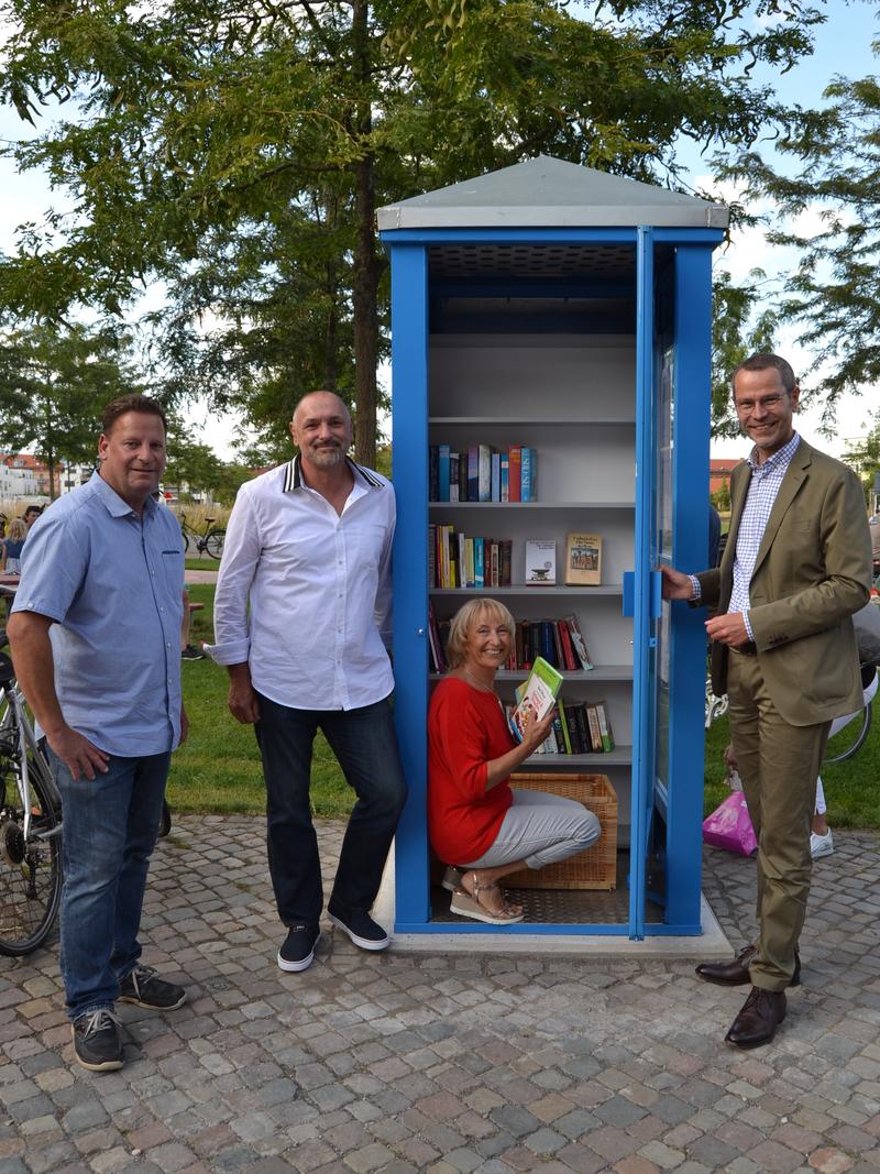 Freuen sich &uuml;ber das neue, kleine &raquo;Kulturzentrum&laquo; im Landauer S&uuml;dpark: Die BBS-Lehrer Oliver Frey und Christian Fr&ouml;de, Initiatorin Monika Wehn und B&uuml;rgermeister Dr. Maximilian Ingenthron (v.l.n.r.). 