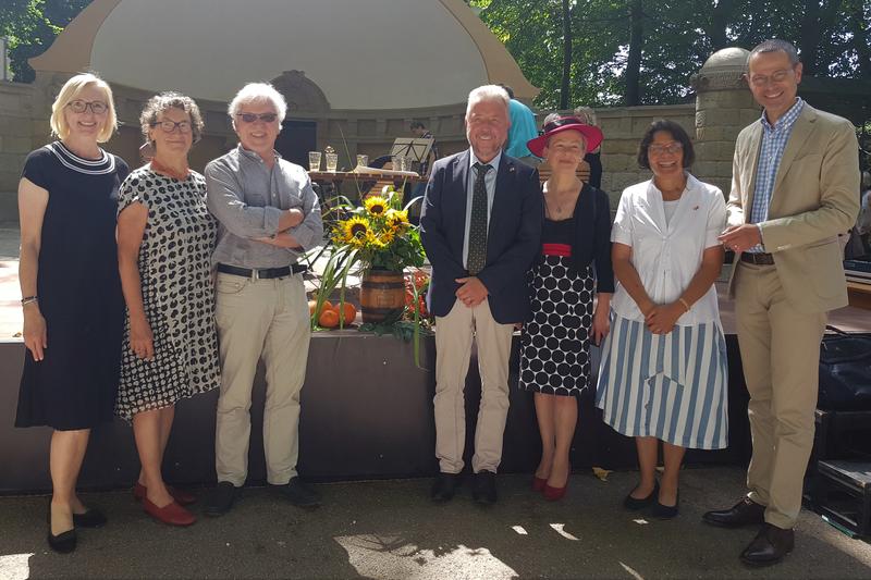 Ehrengast aus dem Nachbarland: Beim Thema 60 Jahre Deutsch-Franz&ouml;sische Gesellschaft (DFG) konnten Moderatorin Dagmar Linnert (l.), B&uuml;rgermeister Dr. Maximilian Ingenthron (r.) und die Mitglieder der DFG die franz&ouml;sische Generalkonsulin Pascale Trimbach (