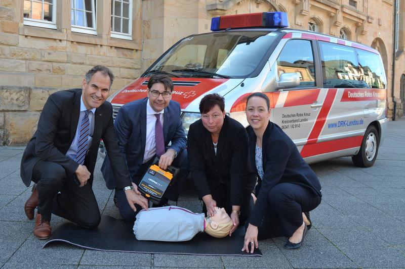 Landrat Dietmar Seefeldt, OB Thomas Hirsch, die stellvertretende Gesch&auml;ftsf&uuml;hrerin des DRK-Kreisverbands Landau, Martina Bo&szlig;mann, und Gesch&auml;ftsf&uuml;hrerin Tanja Melzer (v.l.n.r.) sind stolz, dass es gelungen ist, die Aktion &raquo;Retten macht Schule&laquo; in die Stadt