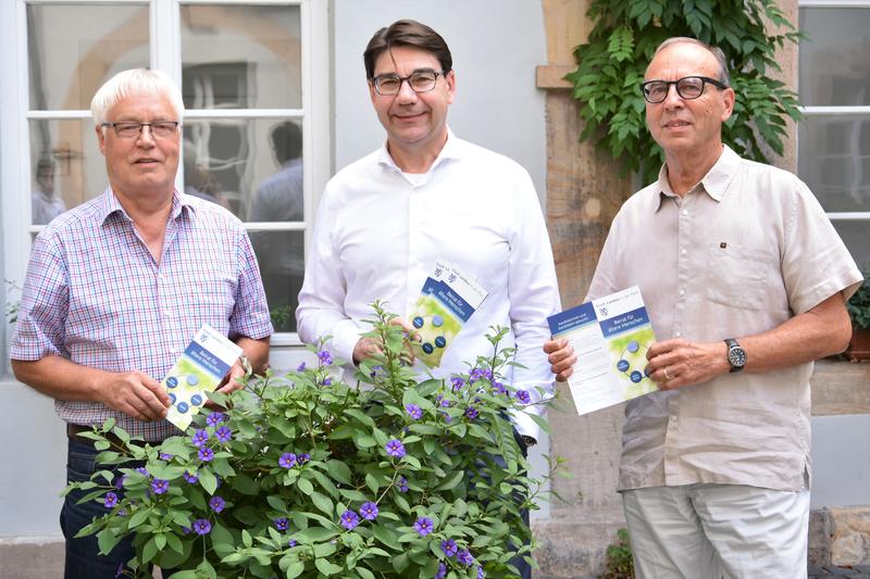 Oberb&uuml;rgermeister Thomas Hirsch (M.), Beiratsvorsitzender Willi Schmitt (r.) und dessen Stellvertreter Rolf L&uuml;chow haben jetzt ein positives Fazit der ersten Wahlperiode des Landauer Beirats f&uuml;r &auml;ltere Menschen gezogen. 