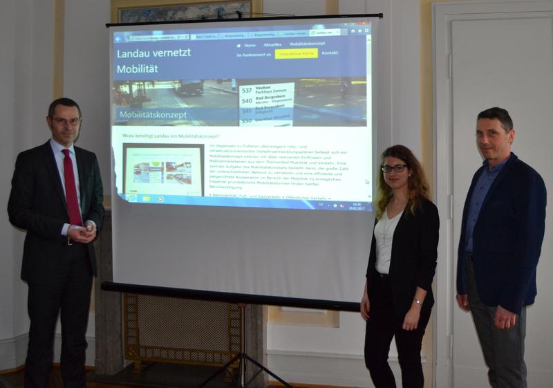 B&uuml;rgermeister und Verkehrsdezernent Dr. Maximilian Ingenthron (l.), der Leiter der Abteilung Mobilit&auml;t und Infrastruktur Ralf Bernhard (r.) und Stefanie Herrmann, Sachgebietsleiterin Mobilit&auml;t und &Ouml;PNV, stellten jetzt die Internetseite www.landau-vernetzt