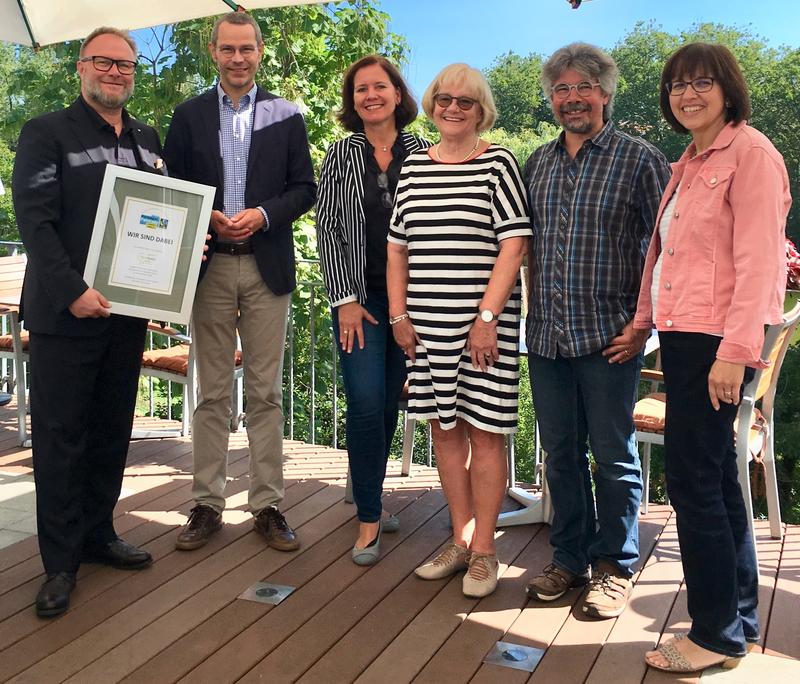 Gemeinsam stark f&uuml;r fairen Handel: Oliver Hasert, Gesch&auml;ftsf&uuml;hrender Direktor des Parkhotels, B&uuml;rgermeister Dr. Maximilian Ingenthron, Barbara Piorko, Veranstaltungs- und Verkaufsdirektorin des Parkhotels, Barbara Weyrauch vom Landauer Weltladen, Pfarrer 