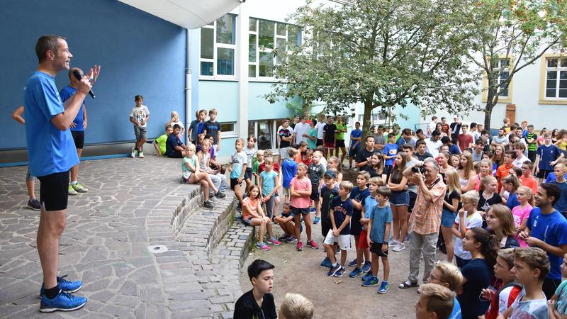 Bei bestem Wetter konnte B&uuml;rgermeister und Sportdezernent Dr. Maximilian Ingenthron (l.) den diesj&auml;hrigen OHG-Lauf des Landauer Otto-Hahn-Gymnasiums er&ouml;ffnen. 