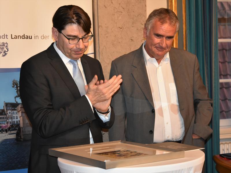 Bei einer Feierstunde im historischen Ratssaal des Rathauses wurde Landaus langj&auml;hriger ehrenamtlicher Beigeordneter Rudi Klemm (r.) jetzt von OB Thomas Hirsch offiziell verabschiedet. 