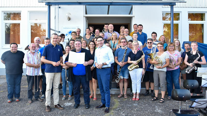 Ein Leben f&uuml;r die Musik: Orchesterchef Bernd Gaudera wurde jetzt f&uuml;r besondere Verdienste mit dem Kunst- und Kulturpreis der Dr. Feldbausch-Stiftung ausgezeichnet. 