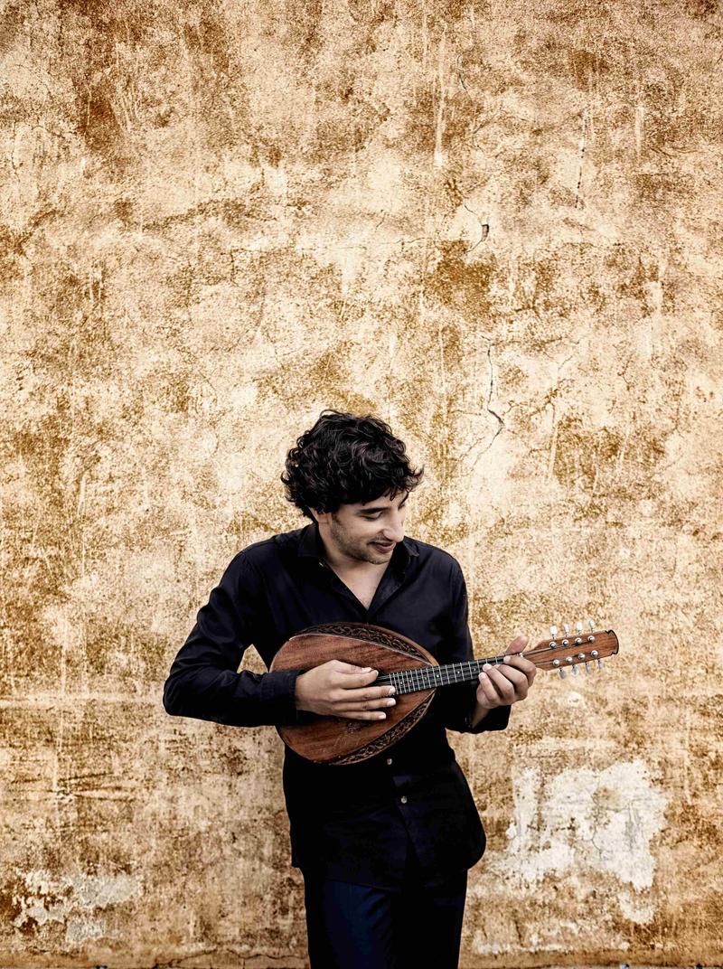Der israelische Klassikstar Avi Avital hat die Mandoline aus dem verstaubten Winkel geholt und ihr zu neuer Gr&ouml;&szlig;e im Konzertleben verholfen. 