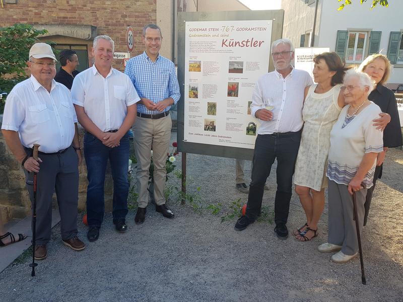 Freuen sich &uuml;ber die neue K&uuml;nstlertafel, die den Dorfplatz in Godramstein weiter aufwertet: Der fr&uuml;here Ortsvorsteher Wolfgang Kern, der amtierende Ortsvorsteher Michael Schreiner, B&uuml;rgermeister Dr. Maximilian Ingenthron, Udo Lamek und Sonja Baur vom Kuns