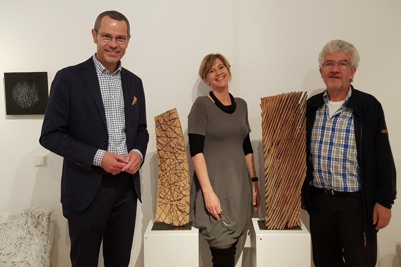 B&uuml;rgermeister Dr. Maximilian Ingenthron, Galeristin Anja Hey und K&uuml;nstler Herbert Nicklis (v.l.n.r.) bei der Finissage der Ausstellung mit Nicklis' Werken in Heys Galerie &raquo;KunstKammer&laquo; in Landau. 