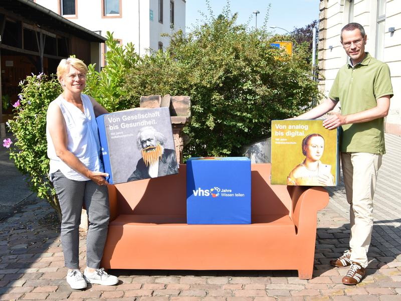 VHS-Leiterin Sigrid Gensheimer und B&uuml;rgermeister Dr. Maximilian Ingenthron freuen sich auf die "Lange Nacht der Volkshochschulen". 