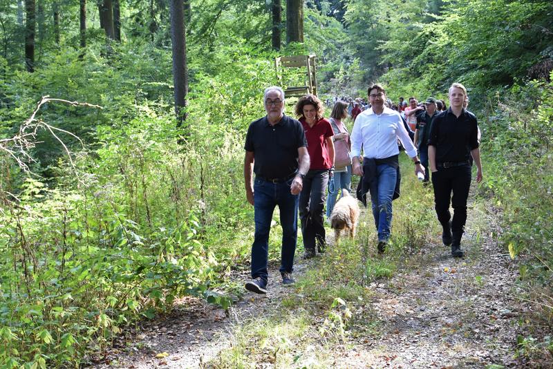 Gute Laune im Stadtwald: Gemeinsam mit Mitarbeiterinnen und Mitarbeitern des Forstamts Haardt lud OB Thomas Hirsch jetzt zur Waldbegehung auf den Taubensuhl. 
