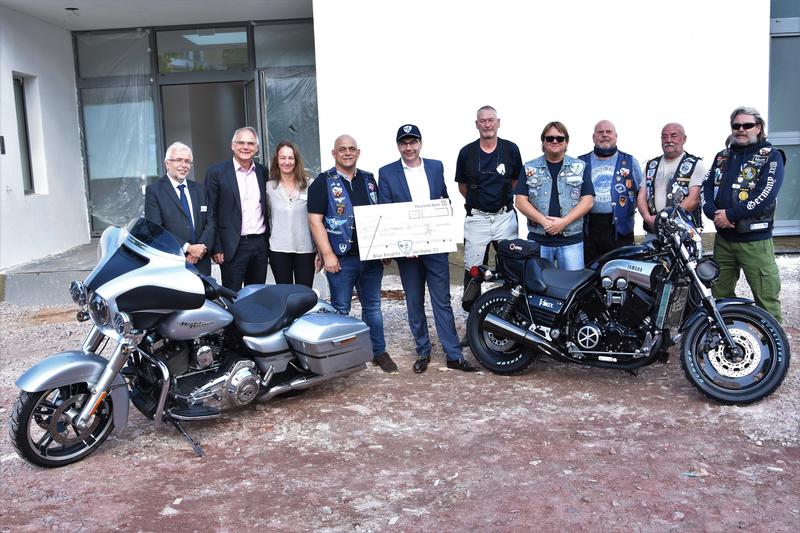 Zum wiederholten Mal spendeten die Biker des Motorradclubs &raquo;Blue Knights&laquo; jetzt f&uuml;r das station&auml;re Hospiz auf dem Gel&auml;nde des Landauer Bethesda. 