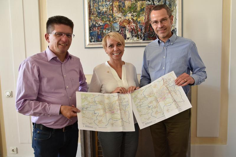 Stellten jetzt gemeinsam die Pl&auml;ne zur Erweiterung der Thomas-Nast-Grundschule und den Neuzuschnitt der Grundschulbezirke vor: Schulamtsleiter Ralf M&uuml;ller, Schulleiterin Pascale Schneider und B&uuml;rgermeister Dr. Maximilian Ingenthron (v.l.n.r.). 