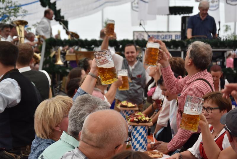 &raquo;O'zapft is!&laquo;: Die n&auml;chste Ausgabe des Landauer Tanzcaf&eacute;s 60 plus steht unter dem Motto &raquo;Oktoberfest&laquo;. 