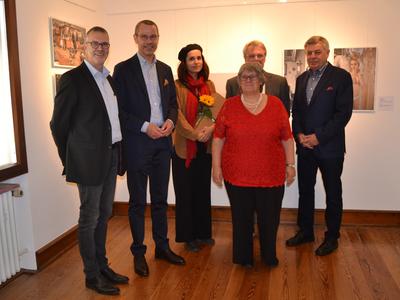 Bild vergr&ouml;&szlig;ern: Bei der Ausstellungser&ouml;ffnung: Christian Freichel-Tworeck, Vorsitzender des Vereins Strieffler Haus der K&uuml;nste, B&uuml;rgermeister Dr. Maximilian Ingenthron, Fotografin Nanna Heitmann sowie die Kuratorin und die beiden Kuratoren der Ausstellung Sigrid Weyers, Markus Knecht und Ludger Tekampe (v.l.n.r.).