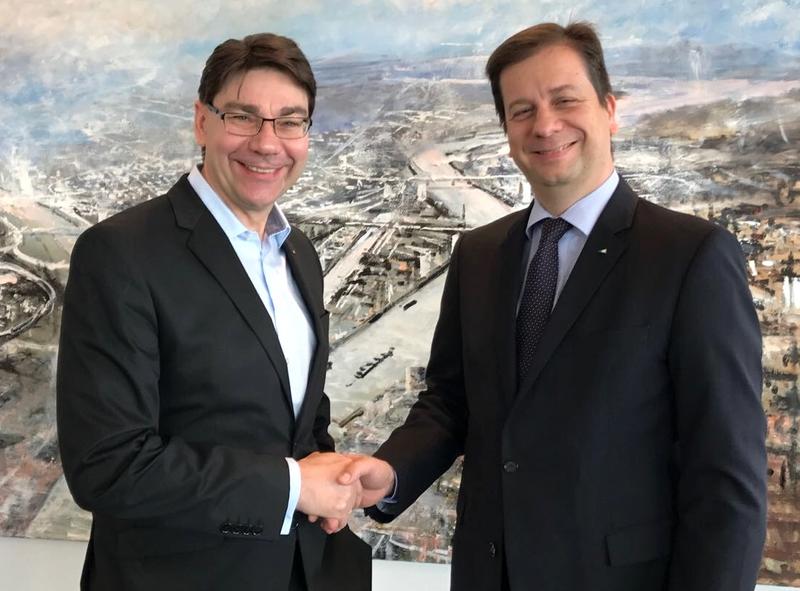Im SAP-Hauptquartier in Walldorf traf Landaus Oberb&uuml;rgermeister Thomas Hirsch (l.) auf Luca Mucic, SAP-Vorstandsmitglied und Vorsitzender des Vereins Zukunft Metropolregion Rhein-Neckar.