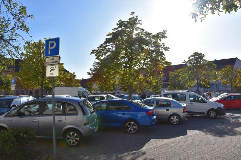 Der Wei&szlig;quartierplatz in der Landauer Innenstadt wird aktuell als &raquo;regul&auml;rer&laquo; Parkplatz genutzt. Der Bau einer Tiefgarage, der die Zahl der Stellpl&auml;tze erh&ouml;hen sollte, scheint aktuell aufgrund der immensen Kosten vom Tisch. 