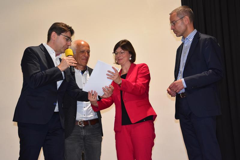 Oberb&uuml;rgermeister Thomas Hirsch, Dorfentwicklungspartner Jochen Blecher, Innenstaatssekret&auml;rin Nicole Steinga&szlig; und B&uuml;rgermeister Dr. Maximilian Ingenthron (v.l.n.r.) bei der &Uuml;bergabe des Abschlussberichts nach drei Jahren &raquo;Kommune der Zukunft&laquo; in Landaus 