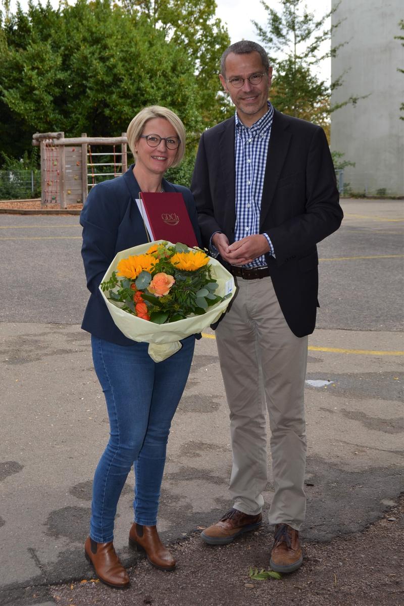 &raquo;Sie hat die Auszeichnung mehr als verdient!&laquo;: B&uuml;rgermeister Dr. Maximilian Ingenthron gratuliert Uta Dittrich zum &raquo;Preis f&uuml;r Lehrkr&auml;fte an Grundschulen&laquo; der Gesellschaft Deutscher Chemiker.