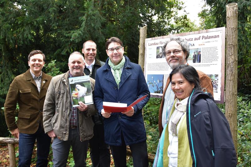 Kamen jetzt zum Austausch im Zoo Landau zusammen: Dr. Arne Schulze, Gesch&auml;ftsf&uuml;hrer der Zoologischen Gesellschaft f&uuml;r Arten- und Populationsschutz (ZGAP), Zoodirektor Dr. Jens-Ove Heckel, Zoodezernent Alexander Grassmann, OB Thomas Hirsch und die Artensch