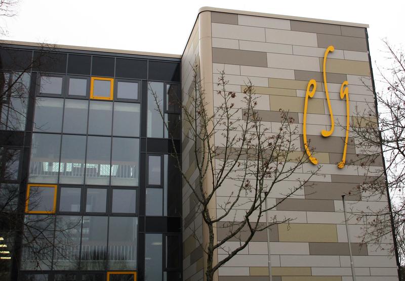 Die der Stra&szlig;e zugewandte Fassade der Ostseite des Eduard-Spranger-Gymnasiums besticht jetzt durch verschiedenfarbige Fassadenplatten, abgerundete Geb&auml;udeecken, den leuchtend gelben Schriftzug &raquo;esg&laquo; und vereinzelte, ebenfalls leuchtend gelb hervorgehobene