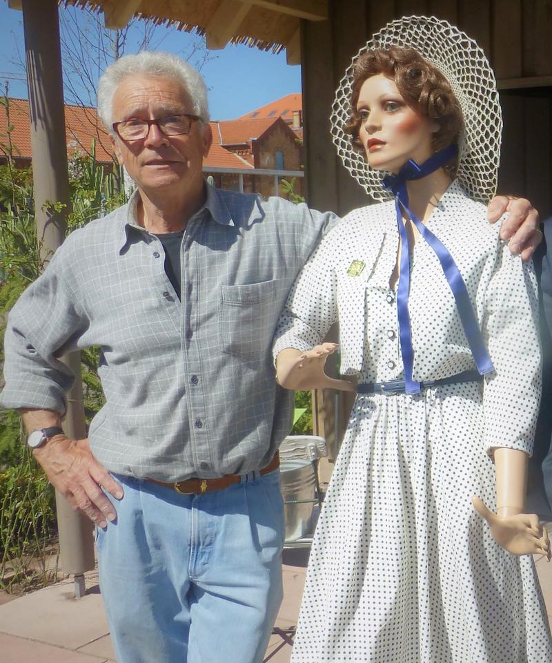 Der ehemalige Leiter der st&auml;dtischen Gr&uuml;nfl&auml;chenabteilung, Frank Hetzer, mit einer Puppe in Tracht der S&Uuml;WEGA -Girls, die w&auml;hrend der Landesgartenschau 2015 an die gro&szlig;e Gartenschau von 1949 erinnerte. 