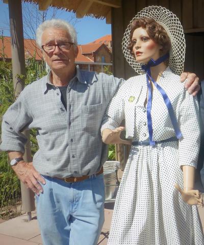 Bild vergr&ouml;&szlig;ern: Der ehemalige Leiter der st&auml;dtischen Gr&uuml;nfl&auml;chenabteilung, Frank Hetzer, mit einer Puppe in Tracht der S&Uuml;WEGA -Girls, die w&auml;hrend der Landesgartenschau 2015 an die gro&szlig;e Gartenschau von 1949 erinnerte.