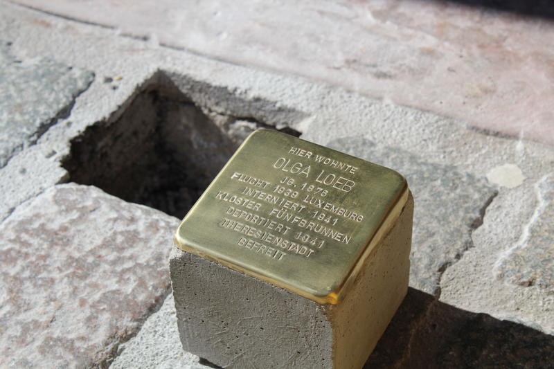 Stolpersteine erinnern an die Opfer des Nationalsozialismus und werden vor deren letzten frei gew&auml;hlten Wohnorten in den Boden eingelassen - hier etwa vor dem Landauer Frank-Loebschen Haus in Erinnerung an Olga Loeb. 