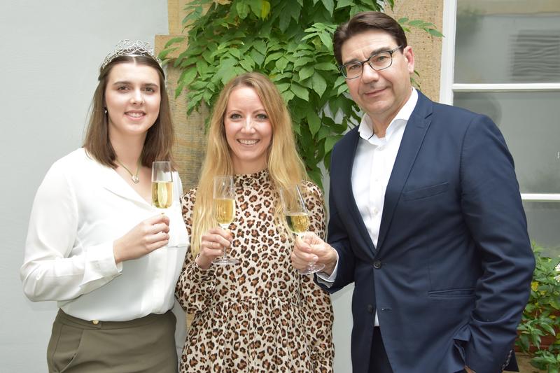 Oberb&uuml;rgermeister Thomas Hirsch gemeinsam mit der amtierenden Weinprinzessin Alicia I. (l.) und der neuen Landauer Weinhoheit Manuela Konz.