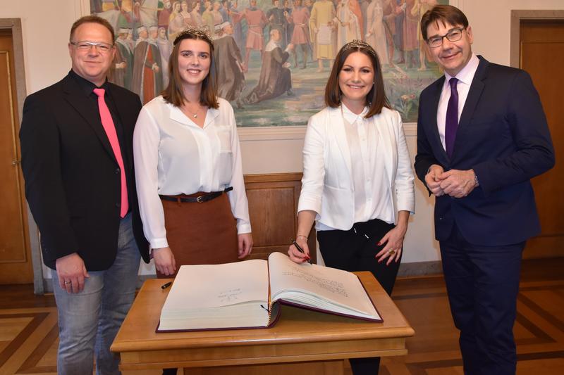Der Nu&szlig;dorfer Ortsvorsteher Dr. Thorsten S&ouml;gding, Landaus Weinprinzessin 2018/2019 Alicia Rummel, die amtierende Pf&auml;lzische Weinprinzessin Rosa Rummel und OB Thomas Hirsch (v.l.n.r.) beim Empfang f&uuml;r Weinhoheit Rosa im Landauer Rathaus. 