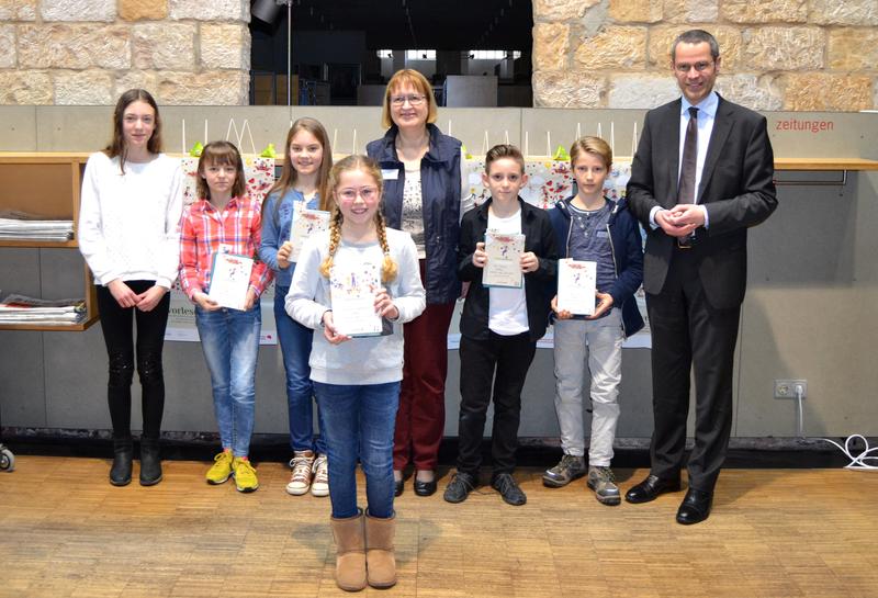 Sechs Sch&uuml;lerinnen und Sch&uuml;ler stellten sich beim Stadtentscheid des Vorlesewettbewerbs dem Urteil einer Jury. Am Ende stand Henriette Espenschied (vorne im Bild) als Siegerin fest. B&uuml;rgermeister Dr. Maximilian Ingenthron und Doris Geyer, Mitarbeiterin de